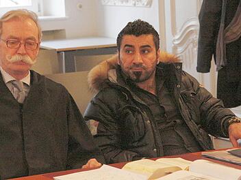 Hasan Abbo Abbo (rechts)m mit seinem Anwalt vor dem Verwaltungsgericht in Bayreuth.  Foto: Josef Hofbauer