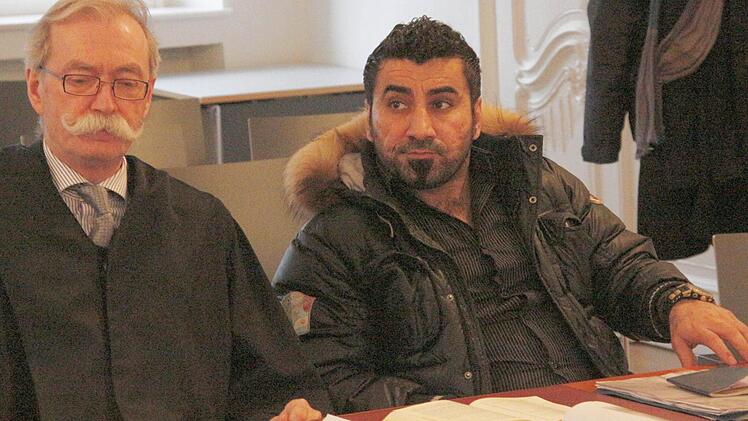 Hasan Abbo Abbo (rechts)m mit seinem Anwalt vor dem Verwaltungsgericht in Bayreuth.  Foto: Josef Hofbauer