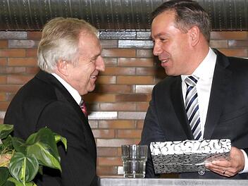 Landrat Alexander Tritthart dankte Franz Schmolke (links) mit einem Buchgeschenk.  Foto: Richard Sänger