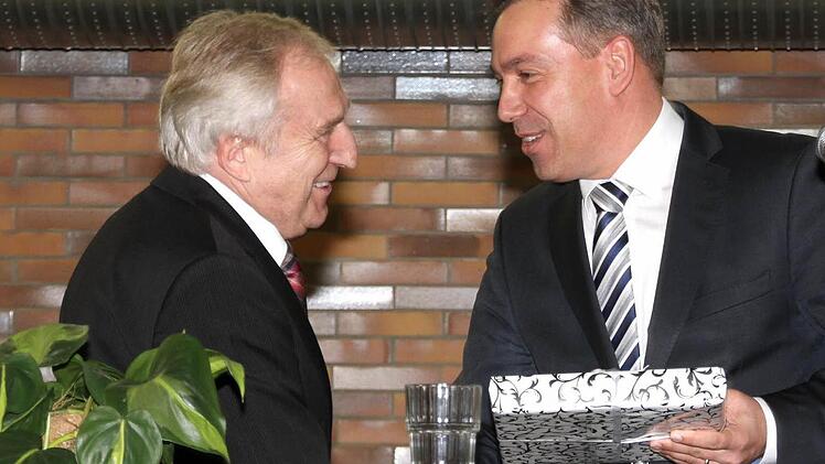 Landrat Alexander Tritthart dankte Franz Schmolke (links) mit einem Buchgeschenk.  Foto: Richard Sänger