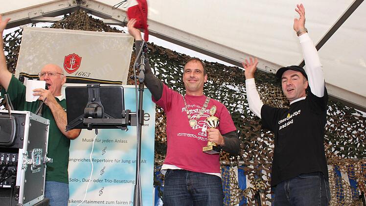 Neuer Schützenkönig ist Thomas Bochtler (Mitte). Sein Vorgänger Gerald Kind (rechts) legte ihm die Königskette um. Links im Bild erster Schützenmeister Günther Link  Foto: Evi Seeger