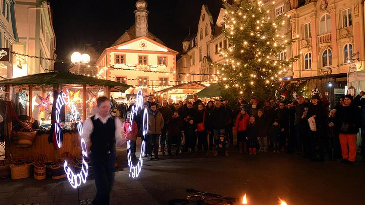 Feuer- und Lasershow von Markus Just auf dem Bad Kissinger Weihnachtsmarkt 2016. Foto: Peter Rauch