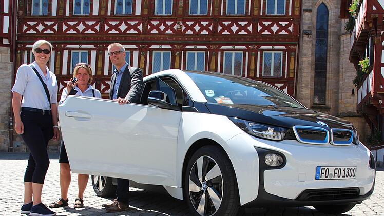 Oberbürgermeister Uwe Kirschstein freute sich mit Annett Flemming (links) und Mariana Kemmerth von der Forchheimer Verkehrsüberwachung über das neue elektrische Außendienst-Fahrzeug. Foto: Ronald Heck