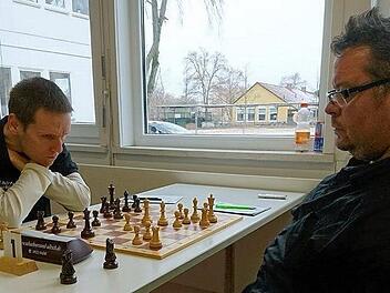 Böse Miene zum guten Spiel: Peter Seidel (li.), Höchstadts neue Nummer 1, gewann gegen André Wilfert seine zweite Partie in Folge und steuerte in der Regionalliga einen Punkt zum 4:4-Unentschieden bei.  Fotos: privat