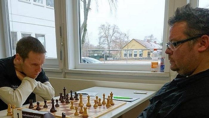 Böse Miene zum guten Spiel: Peter Seidel (li.), Höchstadts neue Nummer 1, gewann gegen André Wilfert seine zweite Partie in Folge und steuerte in der Regionalliga einen Punkt zum 4:4-Unentschieden bei.  Fotos: privat