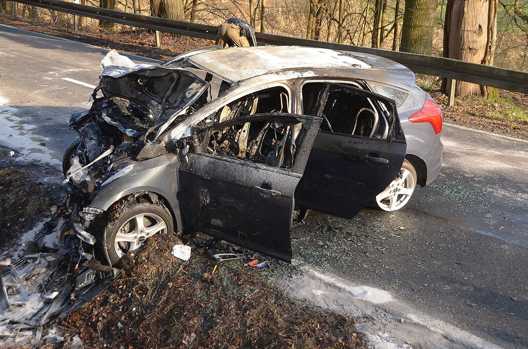 Unterfranken: Helfer rettet Mann aus brennenden Auto