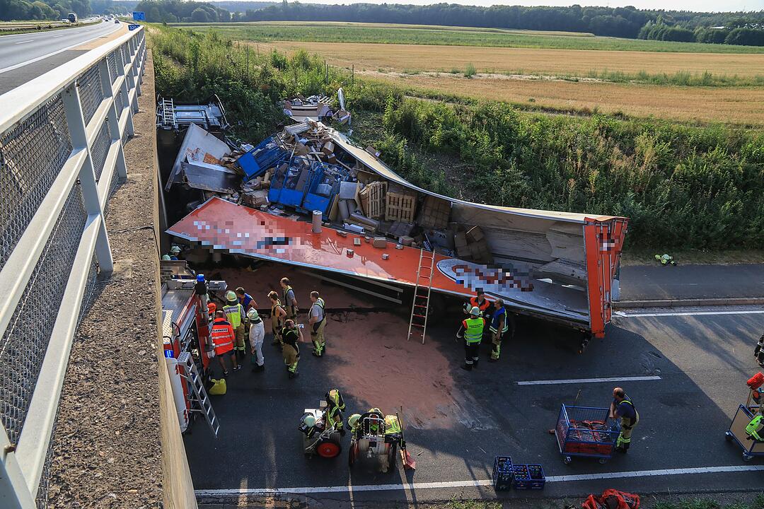 Bei Würzburg: Spektakulärer Sturz auf der A3 – Sattelzug fällt  von Autobahnbrücke auf Staatsstraße