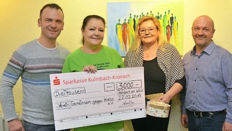 Spenden&uuml;bergabe von Blumen Krischke (Steinbach am Wald) an den Verein "Gemeinsam gegen Krebs". Von links Andreas Krischke, Vereinsvorsitzende Dr. Martina Stauch, Vereinssekret&auml;rin Michaela L&ouml;ffler und Ulrich Krischke  Foto: K.- H. Hofmann