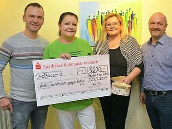 Spendenübergabe von Blumen Krischke (Steinbach am Wald) an den Verein "Gemeinsam gegen Krebs". Von links Andreas Krischke, Vereinsvorsitzende Dr. Martina Stauch, Vereinssekretärin Michaela Löffler und Ulrich Krischke  Foto: K.- H. Hofmann