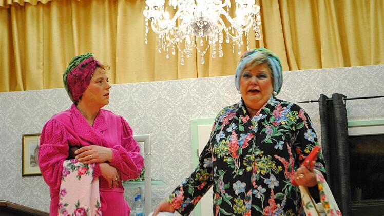 Stets auf Männerfang waren die beiden Kurdamen Klara Huhn (Karin Bachmann, links) und Elvira Schatz (Monika Nowak). Foto: Evelyn Schneider