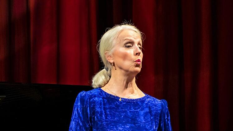 Die Mezzosopranistin Anne Sofie von Otter, der Pianist Bengt Forsberg und der Schauspieler Tobias Moretti gestalteten einen Shakespeare-Abend zum Abschluss des Festivals "Lied & Lyrik" im ETA-Hoffmann-Theater Bamberg.Foto: Matthias Hoch