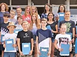 Die erfolgreichen Mathematikschüler des Gymnasiums mit stellvertretendem Schulleiter Steffen Schlüter, dem Vertreter eines Sponsors und Betreuungslehrerin Renate Hatzinger (hinten von links).  Foto: Helmut Will