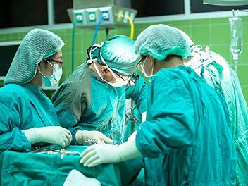 Eine 17-jährige Inderin ging wegen Bauchbeschwerden zum Arzt. Die Mediziner entfernten operativ Gewebe, bei dem es sich um einen toten Zwilling handelt. Symbolfoto: Pixabay.com / sasint
