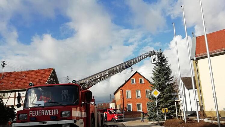 Die Lichterkette wird mit einer Drehleiter angebracht. Foto: Marco Hornung