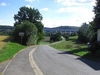 Darauf haben die Nutzer der Weißenbrunner Straße schon seit Jahren gewartet: Die Ruckelpiste wird saniert. Foto: Norbert Karbach