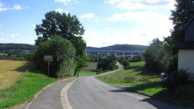 Darauf haben die Nutzer der Weißenbrunner Straße schon seit Jahren gewartet: Die Ruckelpiste wird saniert. Foto: Norbert Karbach