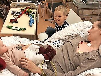 Glücklicher Moment im Krankenhaus in Bayreuth: Mama Juliane mit ihren Kindern Florentin und Laurena.