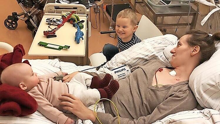 Glücklicher Moment im Krankenhaus in Bayreuth: Mama Juliane mit ihren Kindern Florentin und Laurena.