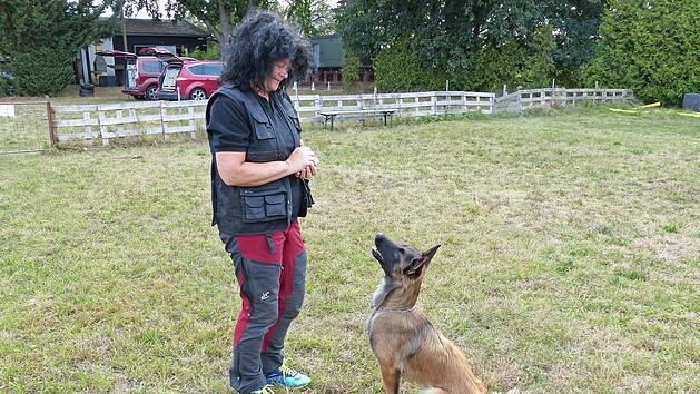 Beate Pohlmann trainiert mit der H&uuml;ndin &bdquo;Peaches&ldquo;.