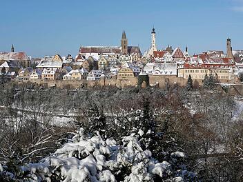 Altstadt Rothenburg o.d. Tauber- Panorama Winter Schnee Weinberg Tal Mauer©Rothenburg Tourismus Service, W. Pfitzinger, Exkl.; RTS506