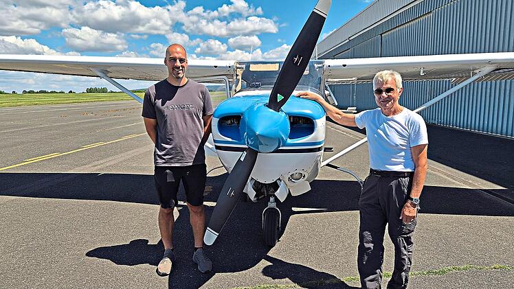 Luftbeobachter Tobias Fell ( li.) mit Pilot Karl-Martin Fendt