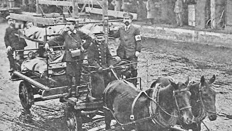 Der Transport von Verwundeten durch Coburg auf Pritschenwagen am 10. Dezember 1916 (links). Vom Güterbahnhof aus werden im August 1914 Munitions-, Küchen - und Gepäckwagen zum Kriegsschauplatz gebracht.
