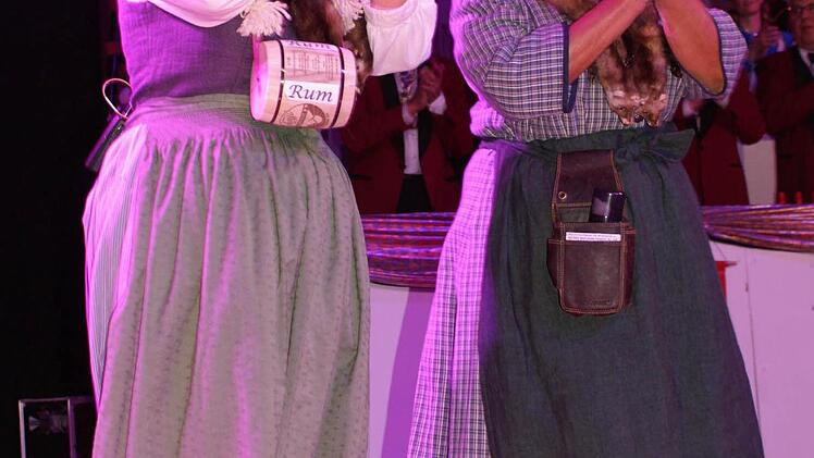 Claudia Gunzelmann und Gerda Hofmann (v.l.) genießen als "Meedensdorfer Dorfraatsch´n" inzwischen Kultstatus im MCC Fasching
