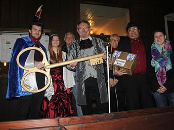 Bürgermeister Hans Pietz (Vierter von links) übergibt den Schlüssel an das Prinzenpaar Maximilian I. und Jill I..  Foto: Veronika Schadeck