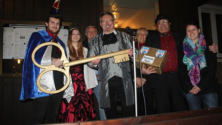 Bürgermeister Hans Pietz (Vierter von links) übergibt den Schlüssel an das Prinzenpaar Maximilian I. und Jill I..  Foto: Veronika Schadeck
