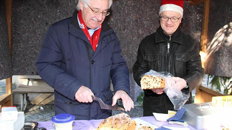 Die Stadtväter, hier Erwin Richter (li.) und Ottmar Kerner (re.), verkauften einen von einer heimischen Bäckerei gebackenen Stollen, dessen Erlös einen sozialen Zweck zugutekommt. Foto: Gerda Völk