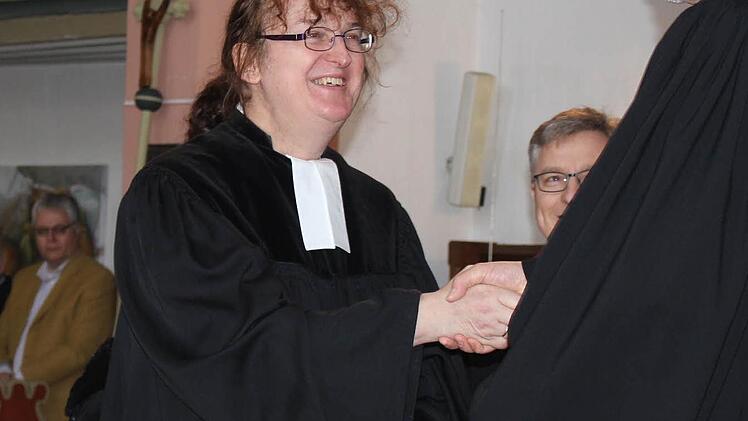 Pfarrerin Dorothea Zwölfer wurde gestern von Dekan Hans-Martin Lechner in Mühlhausen willkommen geheißen.  Fotos: Evi Seeger