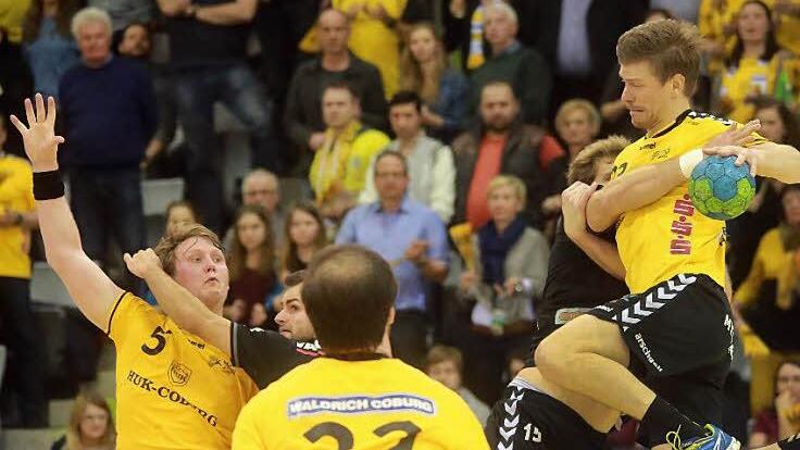 Auch gegen den Fünften in der Zweitliga-Tabelle will der HSC 2000 Coburg bestehen. Zuvor klappte dies schon gegen Erlangen (Spielszene) und gegen Minden, die Mitkonkurrenten um einen der drei direkten Aufstiegsplätze; rechts Girts Lilienfelds, links Markus Hagelin und Adnan Harmandic (Nummer 32). Foto: Timo Geldner