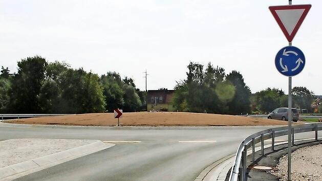 Der im Rahmen des ICE-Trassenbaus neu angelegte Kreisverkehr im Zapfendorfer Norden ist nun ge&ouml;ffnet. Der Ortskern Zapfendorfs und somit auch die Zapfendorfer Autobahn-Anschlussstelle k&ouml;nnen somit ab sofort aus Richtung Ebensfeld/Bad Staffelstein wieder von Kraftfahrern erreicht werden. Foto: Matthias Einwag