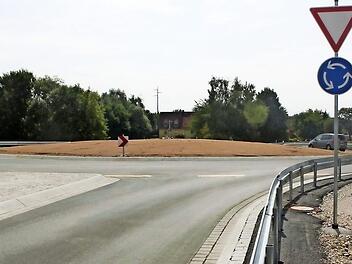 Der im Rahmen des ICE-Trassenbaus neu angelegte Kreisverkehr im Zapfendorfer Norden ist nun geöffnet. Der Ortskern Zapfendorfs und somit auch die Zapfendorfer Autobahn-Anschlussstelle können somit ab sofort aus Richtung Ebensfeld/Bad Staffelstein wieder von Kraftfahrern erreicht werden. Foto: Matthias Einwag