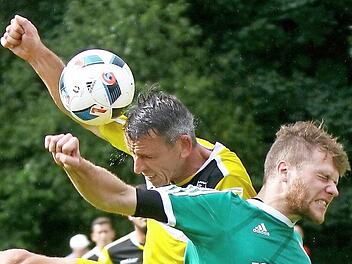 Die Trogener um Daniel Micklisch (links), der es hier mit Michael Fuchs aufnahm, zogen dem Spitzenreiter aus Kasendorf mit viel Einsatz und Cleverness den Zahn.  Foto: Monika Limmer