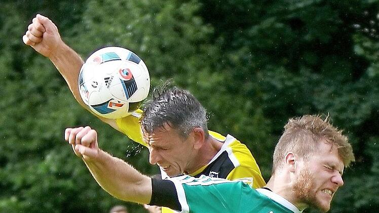 Die Trogener um Daniel Micklisch (links), der es hier mit Michael Fuchs aufnahm, zogen dem Spitzenreiter aus Kasendorf mit viel Einsatz und Cleverness den Zahn.  Foto: Monika Limmer