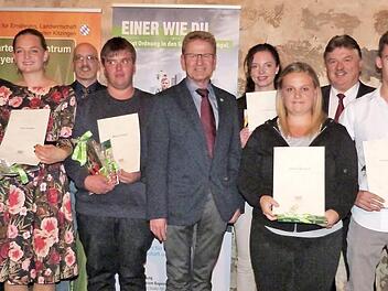 Die Besten bei den Abschlussprüfungen im Gartenbau: (von links) Fabian Schlapp, Erik Hojer, Kira Schaller, Nikolai Kendzia, Manuel Hagel, Regionalvorsitzender Stefan Weiß, Sarah Ohlmann, Jasmin Bernard, Landrat Klaus Peter Söllner, Florian Schmidt, Bürgermeister Martin Bernreuther, Bezirksvorsitzender Martin Gramsch und Bezirksvorsitzende und MdL Gudrun Brendel-Fischer. Foto: Werner Reißaus