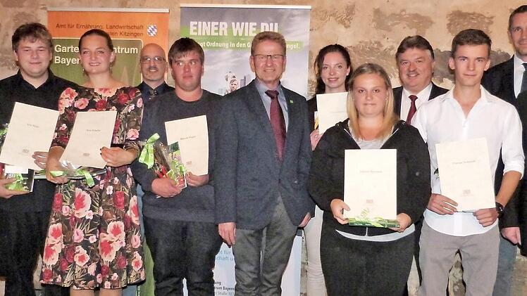 Die Besten bei den Abschlussprüfungen im Gartenbau: (von links) Fabian Schlapp, Erik Hojer, Kira Schaller, Nikolai Kendzia, Manuel Hagel, Regionalvorsitzender Stefan Weiß, Sarah Ohlmann, Jasmin Bernard, Landrat Klaus Peter Söllner, Florian Schmidt, Bürgermeister Martin Bernreuther, Bezirksvorsitzender Martin Gramsch und Bezirksvorsitzende und MdL Gudrun Brendel-Fischer. Foto: Werner Reißaus
