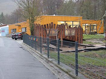 Die evangelische Kindertagesstätte in Zeil wird um einen Anbau erweitert. Er entsteht am Krippengebäude. Das ist der Bauteil mit der weißen Fassade und den Streifen (links).  Klaus Schmitt