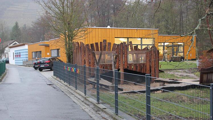 Die evangelische Kindertagesstätte in Zeil wird um einen Anbau erweitert. Er entsteht am Krippengebäude. Das ist der Bauteil mit der weißen Fassade und den Streifen (links).  Klaus Schmitt