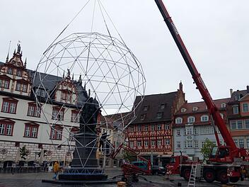 Einer, der zur Coburger Geschichte gehört und mit dem Coburg sich seit langem vermarktet, ist Prinzgemahl Albert. Anlässlich der bevorstehenden Designtage (Beginn 28. Mai) wurde das Albert-Denkmal am Marktplatz am Donnerstag mit einem Stahlgerüst umgeben. Foto: Simone Bastian