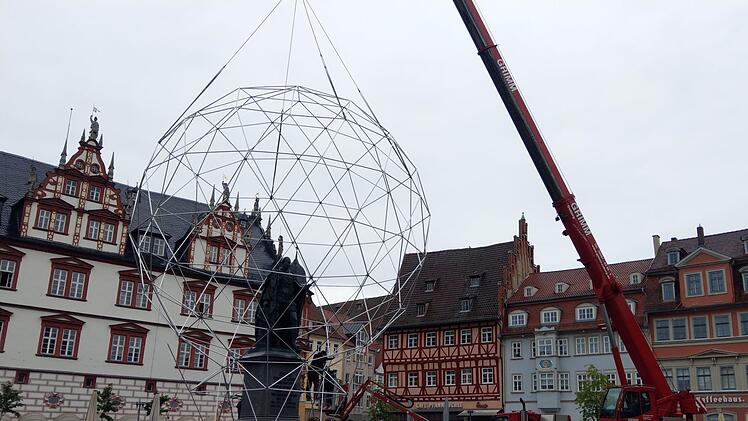 Einer, der zur Coburger Geschichte gehört und mit dem Coburg sich seit langem vermarktet, ist Prinzgemahl Albert. Anlässlich der bevorstehenden Designtage (Beginn 28. Mai) wurde das Albert-Denkmal am Marktplatz am Donnerstag mit einem Stahlgerüst umgeben. Foto: Simone Bastian