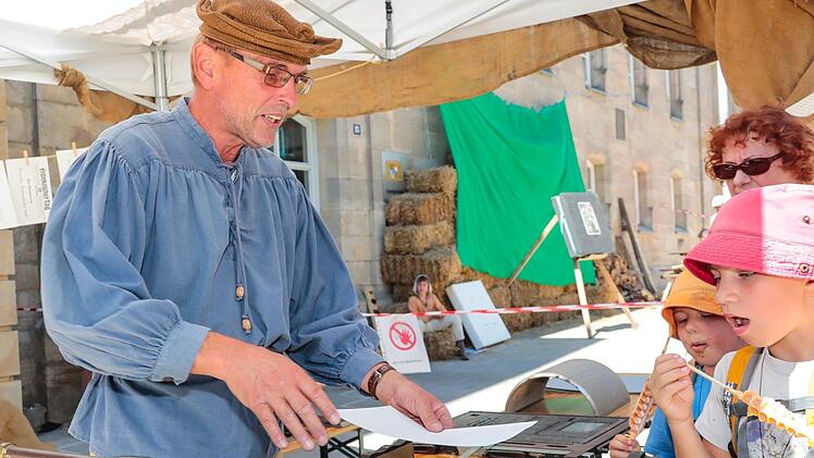 FT-Redakteur Friedwald Schedel erklärt, wie früher gedruckt wurde. Foto: Matthias Hoch