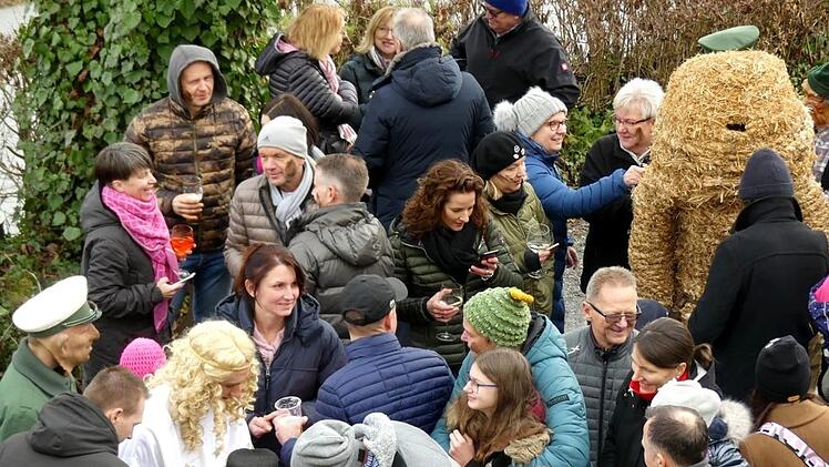 Überall, wo die "Strohberta"-Truppe auftaucht, ist sie von Schaulustigen umgeben.Foto: Dieter Hübner