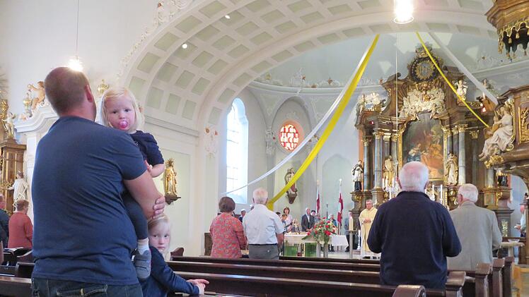 Wegen Corona-Vorkehrungen kann nur eine begrenzte Zahl die Kirche zum Abschied des Pfarrers besuchen.