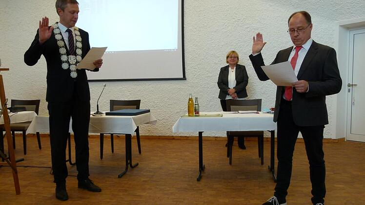 André Schad (rechts) wird von Bürgermeister Marco Steiner als neuer Ortssprecher von Mittelberg vereidigt. Foto: Lothar Weidner