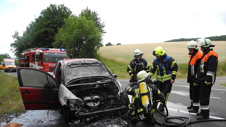 Der Motorraum des Kleinwagens brannte komplett aus. Foto: Peter Seufert
