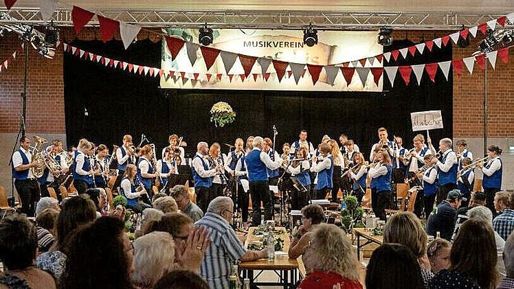 Die Musiker des Musikvereins Zapfendorf sorgen für Stimmung.