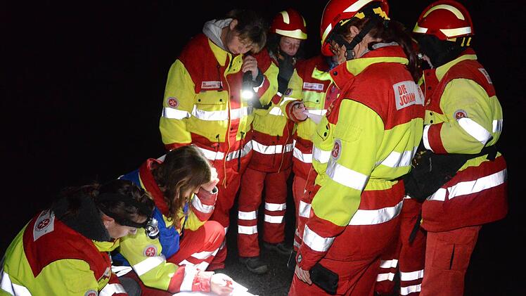 Lagebesprechung, damit die Rettung strategisch sinnvoll abläuft. Fotos: Peter Rauch