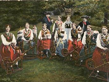 Spinngruppe in Bischofsheimer Tracht aus dem Jahr 1923 Foto: Reinhold Albert